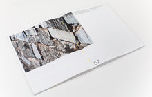 Afbeelding in Gallery-weergave laden, Zul je met mij - foto-essay over liefdevol rouwen, auteur en fotograaf Gerdien Wolthaus Paauw, ontwerp Carolina Aboarrage, voorwoord Sjaak Körver